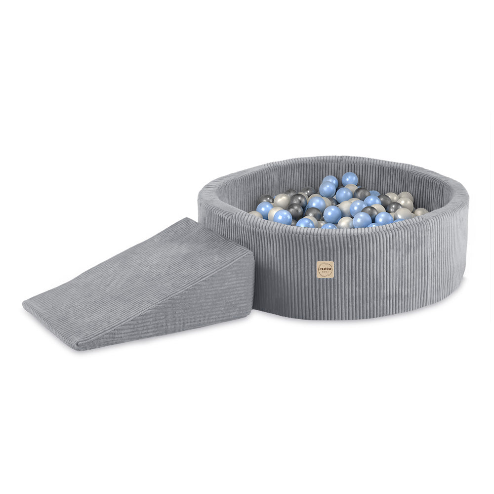 Kamuoliukų baseinas Plush Nest 90×30 cm, šviesiai mėlyna, premium velvetas, trikampis, 200 kamuoliukų
