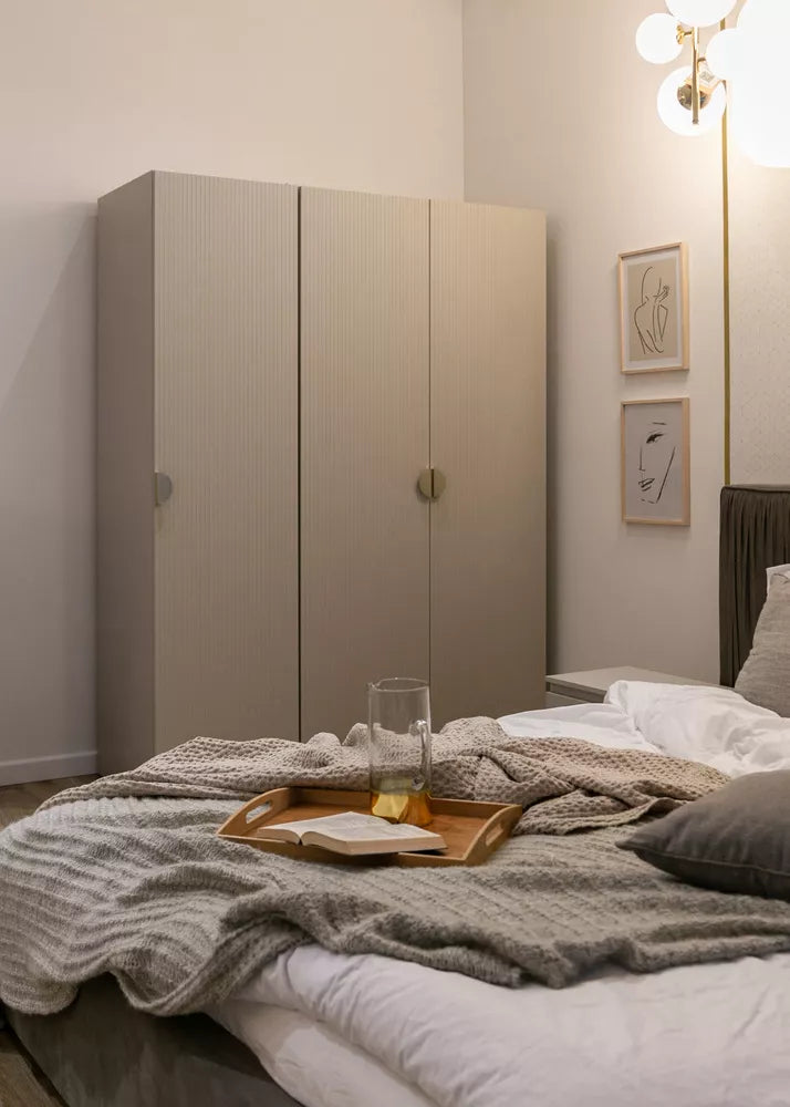 Trijų durų spinta Moonir su dvejomis pakabomis, pilkai smėlinė