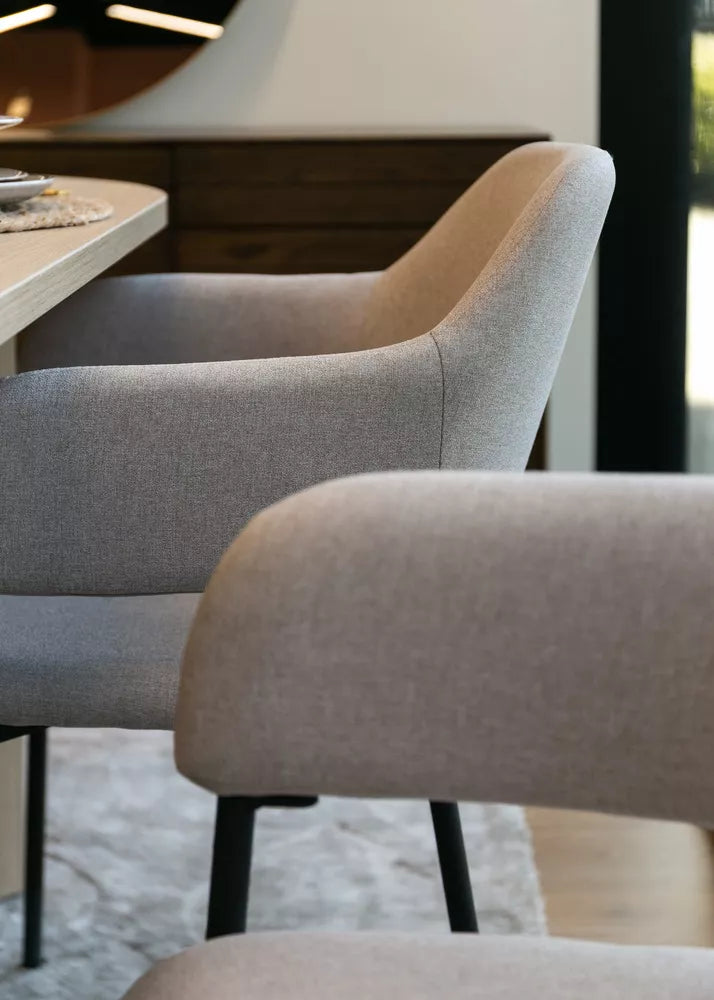 Apmokama kėdė su porankiais Azhai pilkai-smėlio spalvos