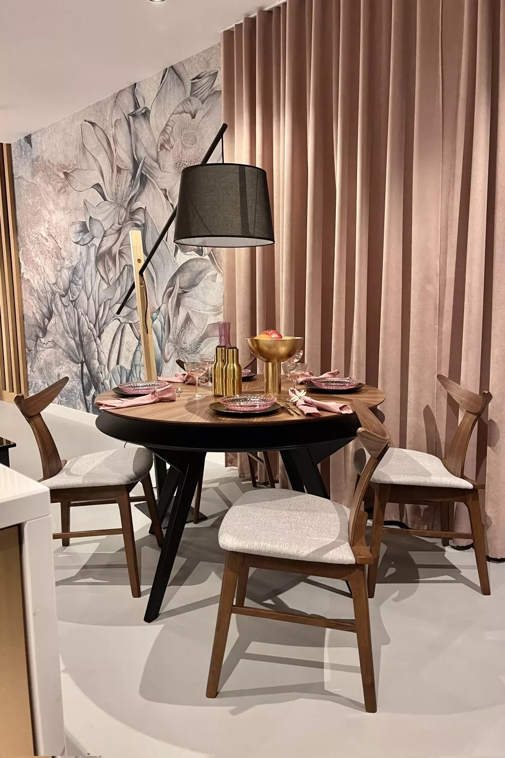 Medinė kėdė Henrico, riešuto pilka