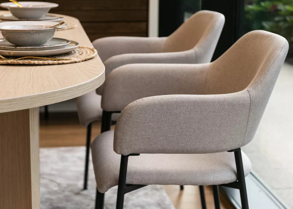 Apmokama kėdė su porankiais Azhai pilkai-smėlio spalvos