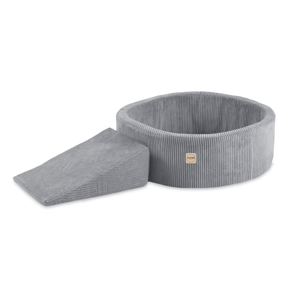 Kamuoliukų baseinas Plush Nest 90×30 cm, šviesiai mėlyna, premium velvetas, trikampis, 200 kamuoliukų