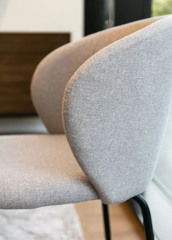 Tapiruota kėdė Mealize su hidrofobiniu pynimo audiniu, pilkai smėlio spalvos, ant juodų kojų