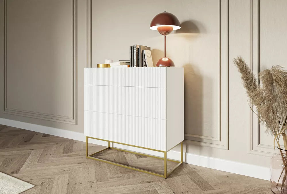 Komoda Veldio su frezuotu priekiu ir trimis stalčiais 90 cm Balta su auksinėmis kojomis