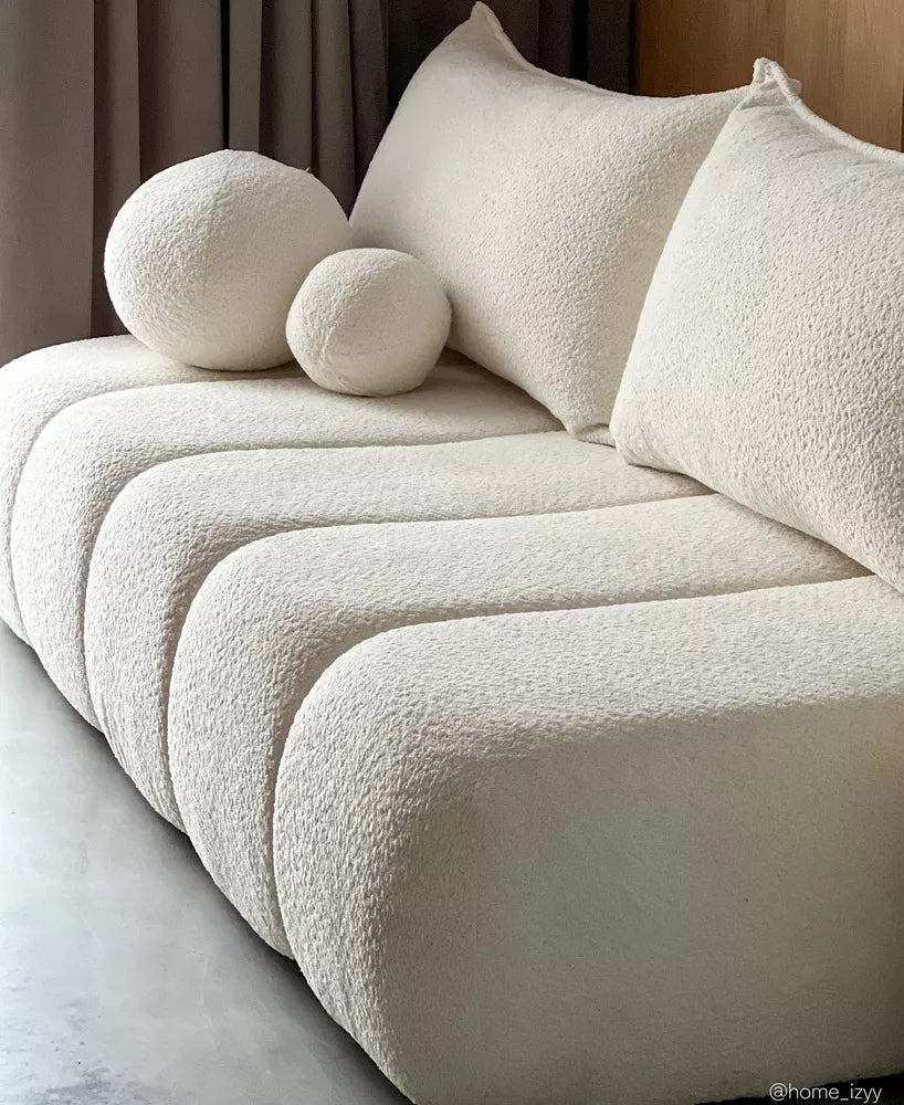 Trivietė sofa Dandelino Mini, kreminė