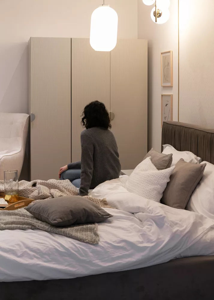 Trijų durų spinta Moonir su dvejomis pakabomis, pilkai smėlinė