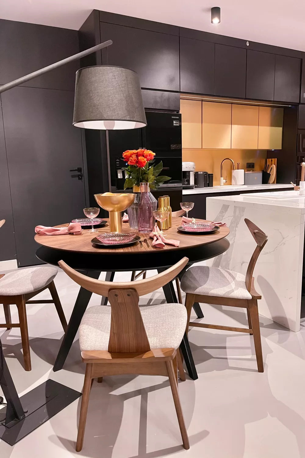 Medinė kėdė Henrico, riešuto pilka