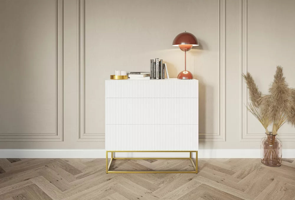 Komoda Veldio su frezuotu priekiu ir trimis stalčiais 90 cm Balta su auksinėmis kojomis